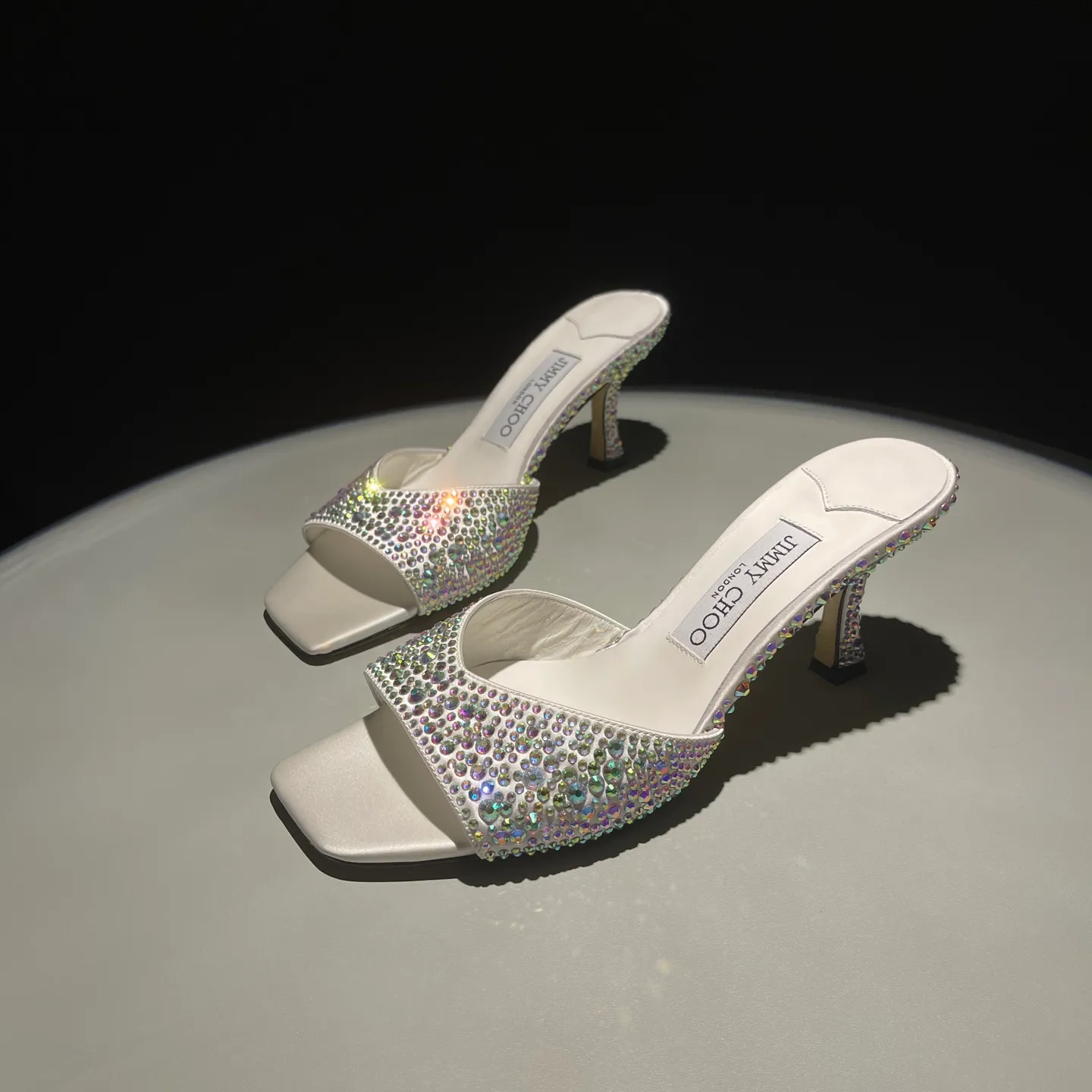👟👟Ex-factory price 640👟👟 JIMMY CHOO A pair of high heels that can conquer all men👠Easy to wear and versatile, a must-have item for the annual meeting🥂Bilng Bilng is so beautiful that no one can breathe. Material: silk hot diamond gradient champagne color🍸Sheepskin lining Italian leather outsole 2 colors for sale: champagne white Size: 34-40 (41 42 43 (Customized)) Height 7cm, packed at the same time at the counter!